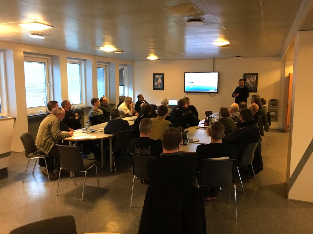 32 medlemmer af Hanstholm Maritime Service Network hørte FF Skagen fortælle om byggeplaner på havnen og Aarsleff fortælle om havnebyggeriet